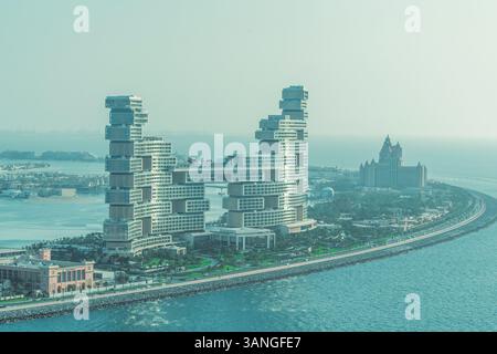 Dubai, Vereinigte Arabische Emirate - 16. April 2024: Luftaufnahme der Palm Jumeirah, Dubai, Vereinigte Arabische Emirate. Stockfoto