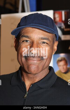 17. April 2010 - Anaheim, Kalifornien, USA - Warf von Star Trek The Next Generation sprach MICHAEL DORN mit Fans und signierte Fotos während der Wizard World Comic Con, die im Anaheim Convention Center stattfand. (Bild: © Dane Andrew/ZUMA Press) Stockfoto