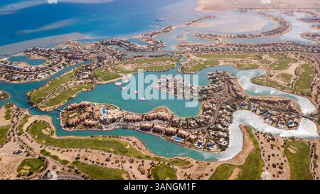 Wunderschöne Drohnenübersicht über großen Golfplatz mit Seen von der Touristenstadt El Gouna im Roten Meer, Ägypten Stockfoto