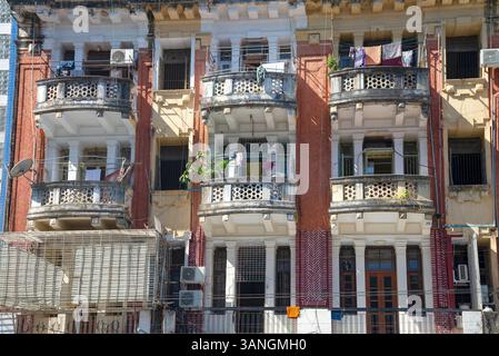 Fragment eines alten Wohngebäudes mit Balkonen im Zentrum von Yangon, Myanmar Stockfoto
