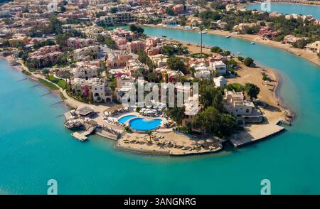 Luxuriöses Inselresort in El Gouna mit einem großen kreisförmigen Swimmingpool, einem privaten Strandbereich und exklusiven Villen am Wasser entlang Ägyptens Rotem Meer Stockfoto