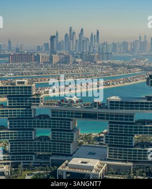 Dubai, VAE - 6. April 2023: Aus der Vogelperspektive von Atlantis The Royal Hotel on the Palm, Dubai, Vereinigte Arabische Emirate. Stockfoto