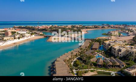 Atemberaubender Blick aus der Vogelperspektive auf ein Halbinsel-Resort in El Gouna Ägypten, mit Villen am Wasser, Residenzen, die vom kristallklaren Wasser des Roten Meeres umgeben sind Stockfoto