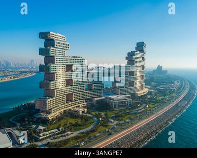 Dubai, VAE - 6. April 2023: Aus der Vogelperspektive auf das wunderschöne Atlantis The Royal Hotel on the Palm in Dubai, Vereinigte Arabische Emirate. Stockfoto