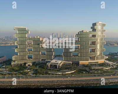Dubai, VAE - 6. April 2023: Luftaufnahme des Atlantis The Royal Hotel und Palm Jumeira in Dubai, Vereinigte Arabische Emirate. Stockfoto