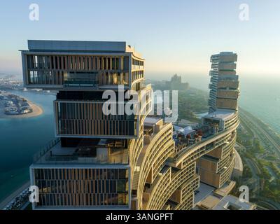 Dubai, VAE - 6. April 2023: Aus der Vogelperspektive von Atlantis The Royal Hotel on the Palm in Dubai, Vereinigte Arabische Emirate. Stockfoto