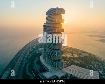 Dubai, VAE - 6. April 2023: Aus der Vogelperspektive auf The Palm, Dubai mit atemberaubendem Sonnenuntergang über dem Arabischen Golf, Dubai, Vereinigte Arabische Emirate. Stockfoto