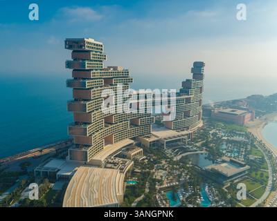 Dubai, VAE - 6. April 2023: Aus der Vogelperspektive Atlantis The Royal Hotel on the Palm Nakhlat Jumeira, Dubai, Vereinigte Arabische Emirate. Stockfoto