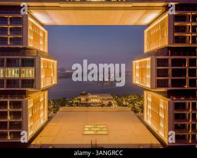 Dubai, VAE - 6. April 2023: Aus der Vogelperspektive Atlantis the Royal Hotel und Nakhlat Jumeira auf der Palm Jumeirah, Dubai, Vereinigte Arabische Emirate. Stockfoto