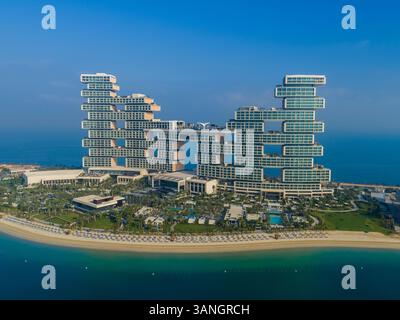 Dubai, VAE - 6. April 2023: Aus der Vogelperspektive Atlantis The Royal Hotel on the Palm, Nakhlat Jumeira Coast, Dubai, Vereinigte Arabische Emirate. Stockfoto
