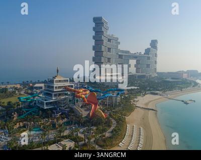 Dubai, VAE - 6. April 2023: Aus der Vogelperspektive des Atlantis The Royal Hotel in Nakhlat Jumeira in Dubai, Vereinigte Arabische Emirate. Stockfoto