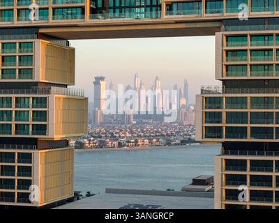 Dubai, VAE - 6. April 2023: Aus der Vogelperspektive von Atlantis The Royal Hotel on the Palm in Dubai, Vereinigte Arabische Emirate. Stockfoto