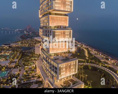 Dubai, VAE - 6. April 2023: Aus der Vogelperspektive von Atlantis The Royal Hotel on the Palm in Dubai, Vereinigte Arabische Emirate. Stockfoto