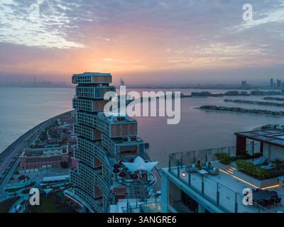 Luftaufnahme der Palm Jumeirah und Nakhlat Jumeira Küste bei Sonnenuntergang, Dubai, Vereinigte Arabische Emirate. Stockfoto