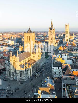 Aus der Vogelperspektive von Sint Niklaaskerk (St. Nikolaus Kirche) in der Altstadt von Gent, Gent, Ostflandern, Belgien. Stockfoto