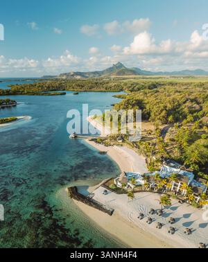 Aus der Vogelperspektive auf einen wunderschönen Strand entlang der Küste mit Berg im Hintergrund in Ilot Lievres, Flacq, Mauritius. Stockfoto
