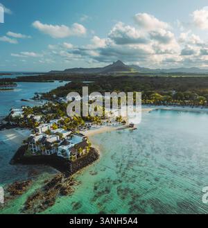 Flacq, Mauritius - 11. Oktober 2022: Aus der Vogelperspektive auf einen luxuriösen Resortkomplex mit Bungalows am Strand entlang der Küste, Ilot Lievres, Flacq, Mauritius. Stockfoto