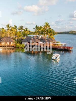 Flacq, Mauritius - 28. September 2022: Blick aus der Vogelperspektive auf den Bungalow am Strand eines Luxusresorts mit einem kleinen Boot, das sich der Küste, Poste d. Nähert Stockfoto