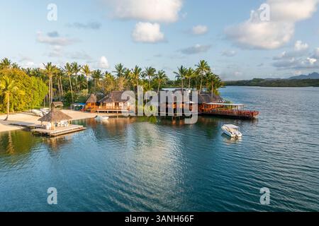 Flacq, Mauritius - 28. September 2022: Blick aus der Vogelperspektive auf den Bungalow am Strand eines Luxusresorts mit einem kleinen Boot, das sich der Küste, Poste d. Nähert Stockfoto