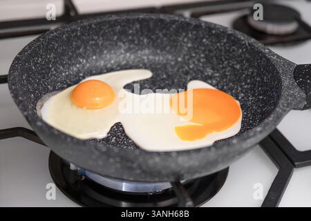 Spiegeleier in einer Pfanne aus nächster Nähe. Stockfoto
