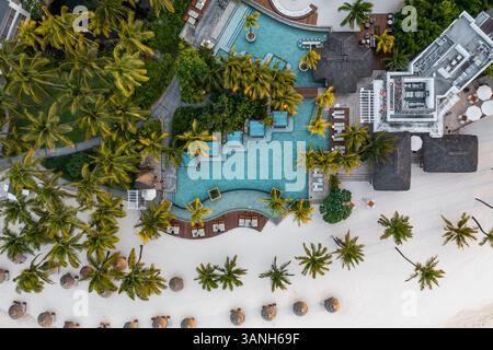 Flacq, Mauritius - 28. September 2022: Blick aus der Vogelperspektive auf einen Swimmingpool in einem Luxusresort am Strand von Pointe de Flacq. Stockfoto