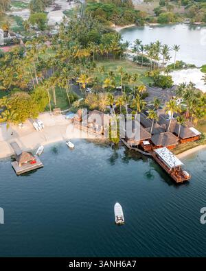 Flacq, Mauritius - 28. September 2022: Aus der Vogelperspektive eines kleinen Bootes in einem kleinen Hafen in der Nähe eines Luxusresorts entlang der Küste, Poste de Flacq, Flacq Bezirk, Mauritius. Stockfoto