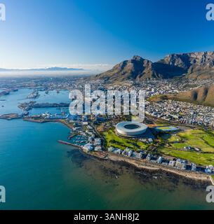 Luftaufnahme des Kapstadt Stadions und der Stadt, Westkap, Kapstadt, Südafrika. Stockfoto