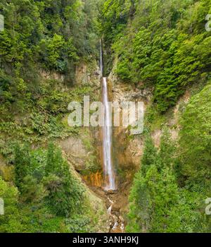 Luftaufnahme des Wasserfalls im Wald, Cascata da Ribeira Quente, Ribeira Quente, Azoren, Portugal. Stockfoto
