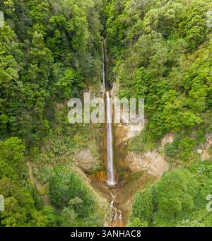 Luftaufnahme des Wasserfalls im Wald, Cascata da Ribeira Quente, Ribeira Quente, Azoren, Portugal. Stockfoto