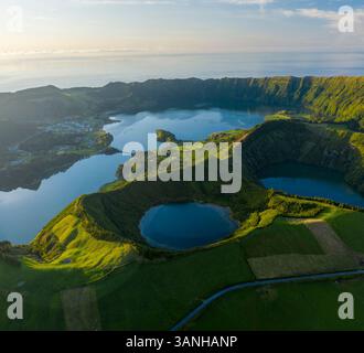 Luftaufnahme der Lagoa Verde, Sete Cidades, Azoren, São Miguel Island, Portugal. Stockfoto