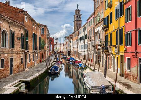 Rio de San Barnaba Wasserkanal, Sestiere Dorsoduro, Venedig, Venetien, Italien Stockfoto