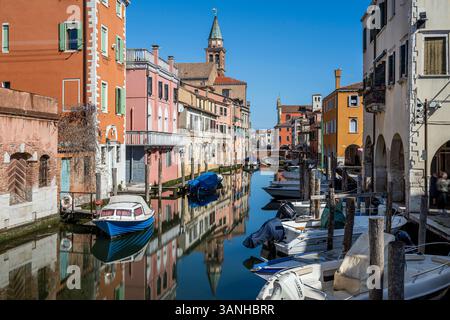 Malerischer Blick auf den Venenkanal und die bunten Häuser, Chioggia, Venetien, Italien Stockfoto