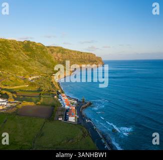Aus der Vogelperspektive auf Santa Maria Island, Praia Formosa, Almagreira, Azoren, Portugal. Stockfoto