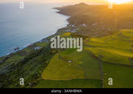 Aus der Vogelperspektive auf Santa Maria Island, Praia Formosa, Almagreira, Azoren, Portugal. Stockfoto