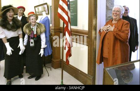 SAMSTAG, 27. OKTOBER 2007 NAPA, CA. Kristin McMillan, links, reagiert als Karen Wendel, rechts, zu ihrer Überraschungsparty bei der Napa County Historical Society in der Goodman Library kommt. Wendel ging kürzlich in den Ruhestand und eine Gruppe von Freunden hatte einen viktorianischen Tee, um das Ereignis zu feiern. Sehen Sie Mignon Graham, Zweiter von links, und Wendels Mutter, Adelle Iverson-Payne... J.L. Sousa/Register (Kreditbild: © Napa Valley Register/ZUMApress.com) Stockfoto