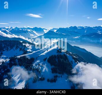 Blick aus der Vogelperspektive auf den schneebedeckten Berggipfel im Winter, Luzern, Schweiz. Stockfoto