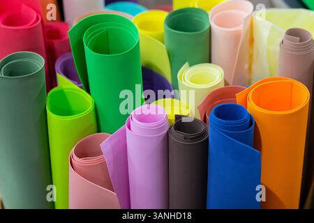 Farbpapier für Kreativität in Rollen am Schaufenster Stockfoto