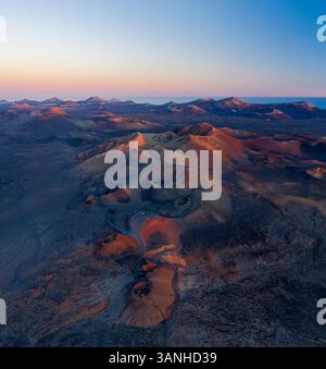 Luftaufnahme der vulkanischen Formation bei Sonnenuntergang im Timanfaya Nationalpark, Lanzarote Insel, Kanarische Inseln, Spanien. Stockfoto