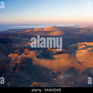 Luftaufnahme der vulkanischen Formation bei Sonnenuntergang im Timanfaya Nationalpark, Lanzarote Insel, Kanarische Inseln, Spanien. Stockfoto