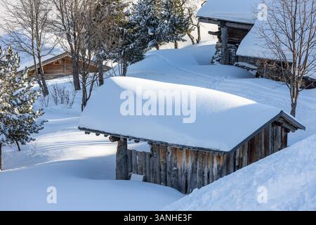 Chalet in den Bergen unter frischem Schnee an einem sonnigen Tag Stockfoto
