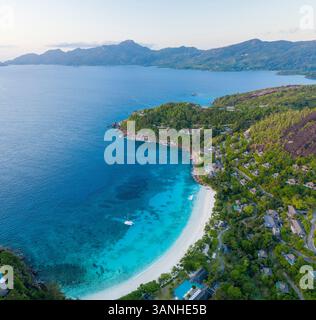 Panoramablick auf Anse La Liberte, eine kleine Bucht mit paradiesischem Strand in Baie Lazare, Seychellen. Stockfoto
