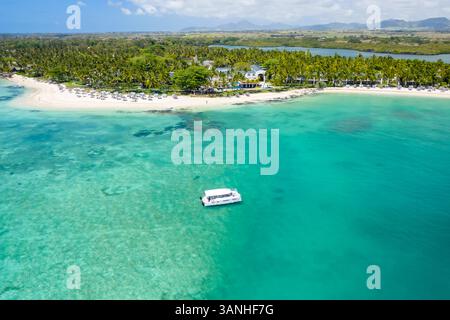 Aus der Vogelperspektive eines kleinen Segelbootes für touristische Touren in der Bucht in der Nähe von Pointe de Flacq, Mauritius. Stockfoto