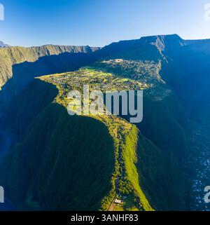 Blick aus der Vogelperspektive auf ein kleines Dorf auf dem Bergkamm in der Nähe von Saint Joseph, Reunion. Stockfoto