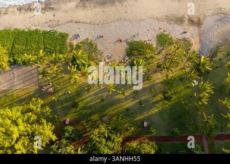 Blick aus der Vogelperspektive auf den Strand Grande Anse bei Sonnenuntergang, Petite Ile, Reunion. Stockfoto