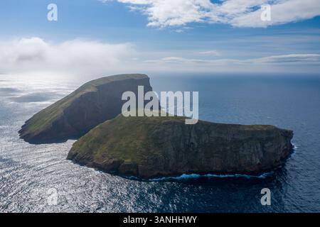 Aus der Vogelperspektive von Ilheus das Cabras, einer kleinen Insel vor der Insel Ilha Terceira auf dem Azoren-Archipel, Portugal. Stockfoto