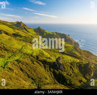 Aus der Vogelperspektive auf den Bergrücken entlang der Küste in der Nähe von Cascata da Ribeira do Fundao, Ilha das Flores, Azoren Inseln, Portugal. Stockfoto