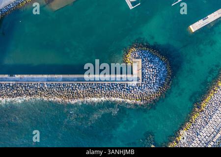 Aus der Vogelperspektive auf eine Mole in Povoacao Township, Azoren, Portugal. Stockfoto