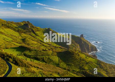 Aus der Vogelperspektive auf den Bergrücken entlang der Küste in der Nähe von Cascata da Ribeira do Fundao, Ilha das Flores, Azoren Inseln, Portugal. Stockfoto
