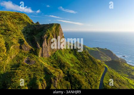 Aus der Vogelperspektive auf den Bergrücken entlang der Küste in der Nähe von Cascata da Ribeira do Fundao, Ilha das Flores, Azoren Inseln, Portugal. Stockfoto