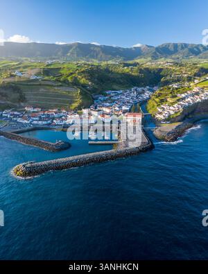 Luftaufnahme der Gemeinde Povoacao mit kleinem Hafen in Ilha de Sao Miguel, Azoren, Portugal. Stockfoto